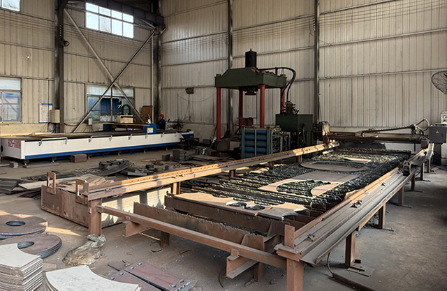 Steel plate cutting for fertilizer production equipment